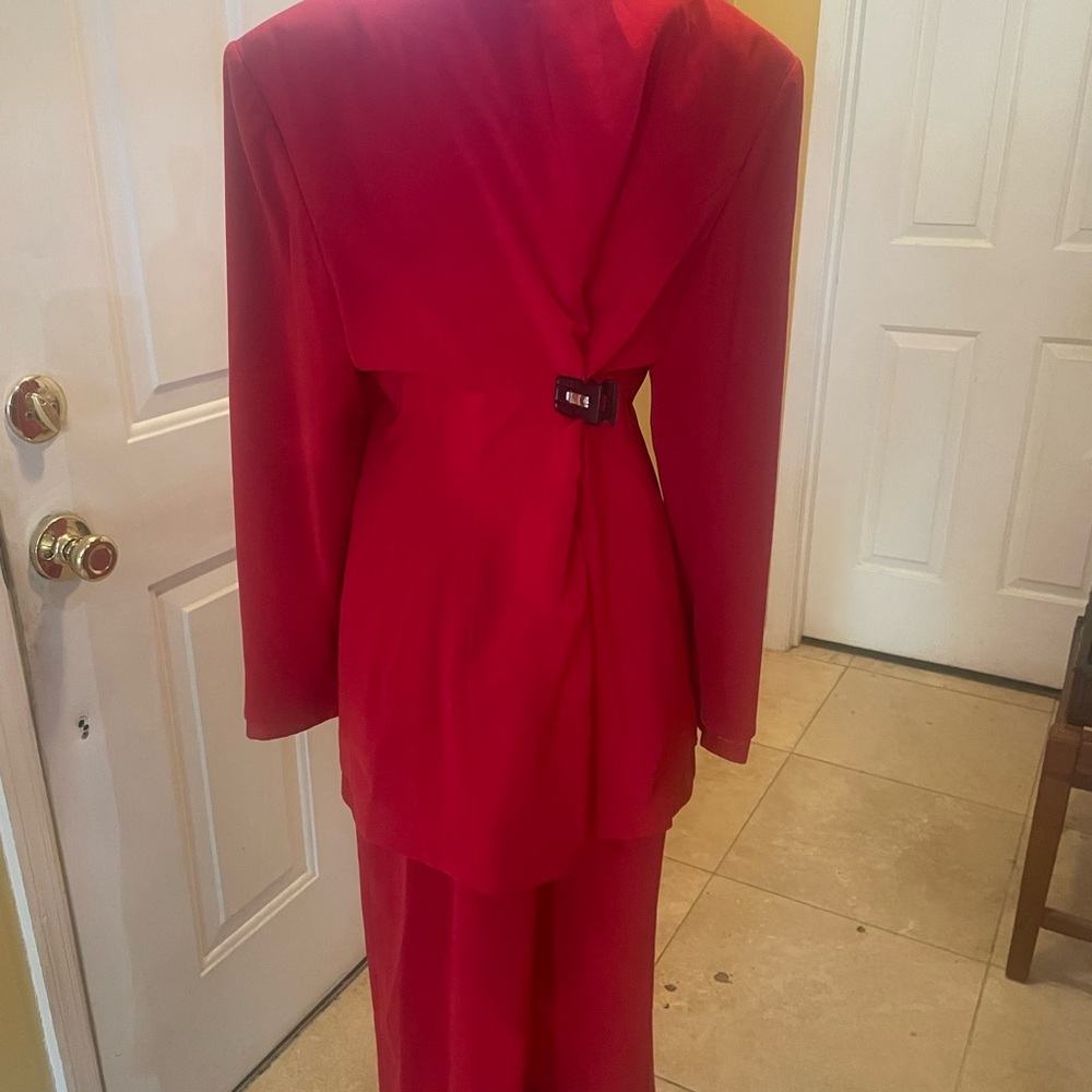 DonnaVinci Elegant Red Two-Piece skirt Suit with Decorative Collar - Picture 9 of 10